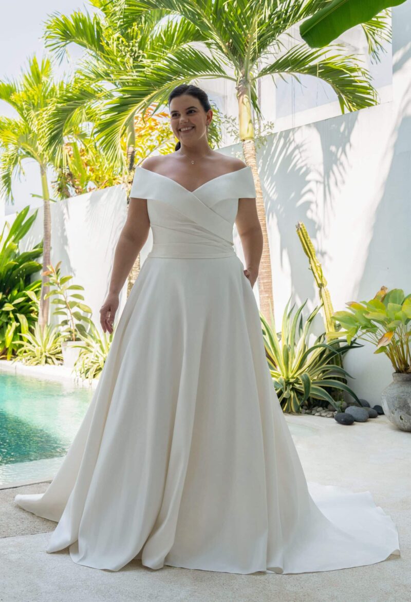 Curvy Brautkleid Clean Chic 2025